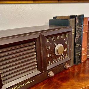 Vintage Motorola Bakelite Radio