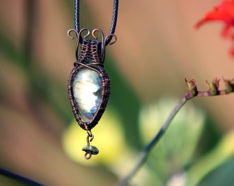 Labradorite Pendant // Wire Wrapped Pendant // Wire Wrap Necklace // Crystal Necklace // Labradorite Necklace