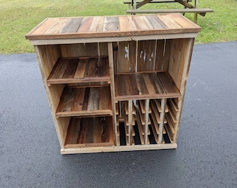 Vitrina para vinos fabricada con madera rústica de granero