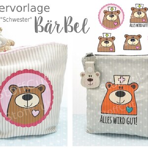 Puede incluir: Una bolsa de tela beige con ribete rosa y rojo y un oso marrón con un corazón rosa en la parte delantera. La bolsa está etiquetada como "Plottervorlage" y "Schwester" y tiene el texto "BärBel" en la parte delantera. La bolsa está junto a una bolsa de tela beige más pequeña con un oso marrón que lleva un gorro de enfermera y un corazón azul en la parte delantera. La bolsa más pequeña tiene el texto "Alles wird gut!" en la parte delantera.