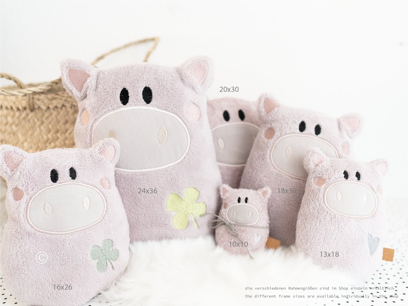 Puede incluir: Cinco almohadas de cerdo rosa de peluche de diferentes tama&ntilde;os con dise&ntilde;os de tr&eacute;bol y coraz&oacute;n bordados. Las almohadas est&aacute;n etiquetadas con sus dimensiones en pulgadas: 24x36, 20x30, 18x30, 13x18 y 10x10.