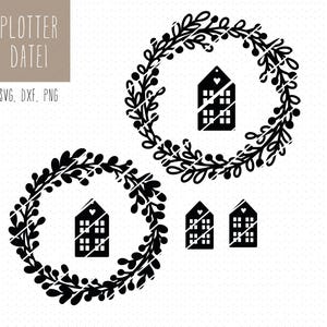 Può includere: File di taglio digitali in bianco e nero con ghirlande ed etichette a forma di casa. Le etichette hanno un dettaglio a cuore e ritagli di finestre. Il testo "PLOTTER DATEI" e "SVG, DXF, PNG" si trova nell'angolo in alto a sinistra.