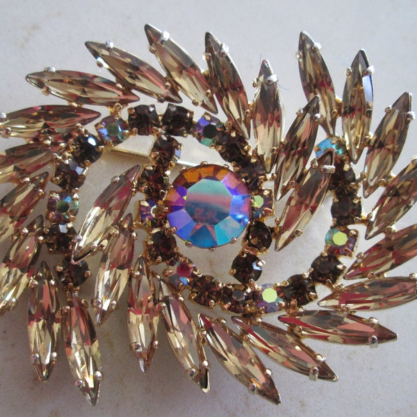 Vintage Brooch Unsigned