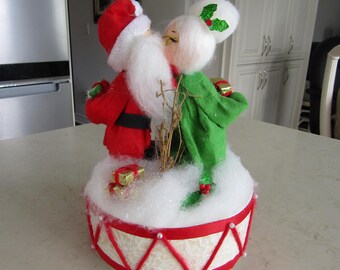 Père Noël musical vintage 25 cm (10 po.) Ours en peluche en céramique ~ Figurine de Noël ~ Clochettes en argent GARE - Canada