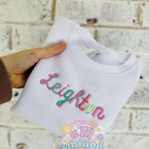 Personalisiertes Mädchen Shirt / Stickerei / Mädchen Monogramm / Mädchen Besticktes Shirt / personalisiertes Geburtstag Shirt / Mädchen Applikation / Regenbogen Sweatshirt