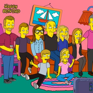 Op de afbeelding: Een cartoonillustratie van een familie die een verjaardag viert. De afbeelding toont een gele bank, een lamp, een televisie en een verjaardagstaart. De tekst "Happy 80th Dad" is zichtbaar in de linkerbovenhoek van de afbeelding.