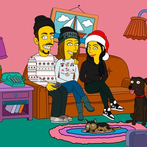 Op de afbeelding: Een familieportret in de stijl van The Simpsons, met drie personen, een hond en een kat. De mensen dragen vrijetijdskleding, waaronder een kersttrui en een muts met het woord "PINK". De achtergrond is een roze woonkamer met een bank, lamp en een ingelijste foto.