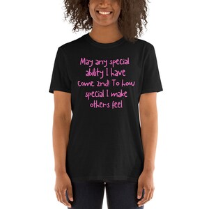 Może przedstawiać: Czarny T-shirt z różowym tekstem, który brzmi: "May any special ability I have come 2nd! To how special I make others feel."
