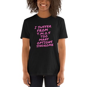 Może przedstawiać: Czarny T-shirt z różowym tekstem, który brzmi "Cierpię na T.M.O.S. Zbyt wiele opcji syndrom."
