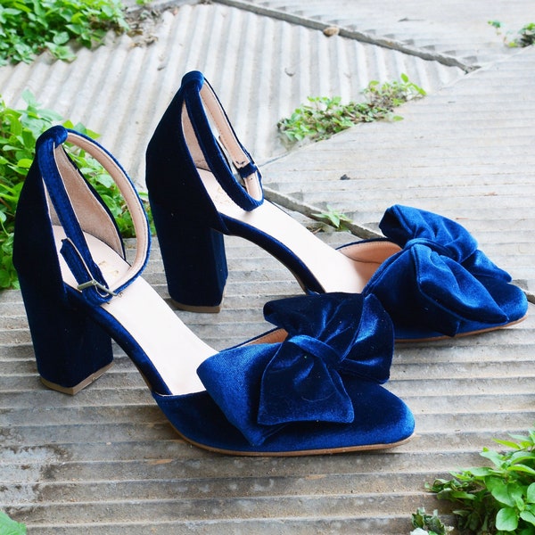 Talons bloc en velours bleu marine, talons à nœud en velours bleu, escarpins à nœud en velours, chaussures de mariage bleu foncé, chaussures de mariée bleues, escarpins en velours ''Maddie''