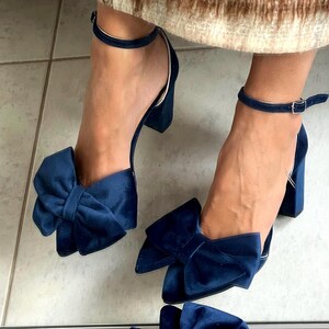 Navy bow heels sales