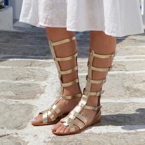 Goldene kniehohe Gladiator-Sandalen: Griechische Lederstiefel Bild 1