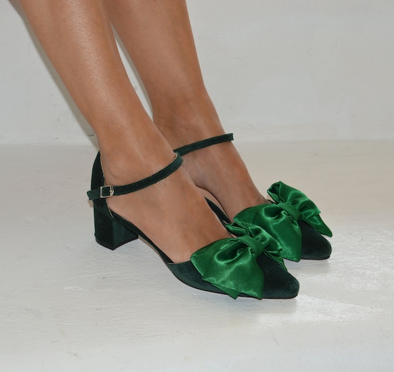 Tacchi a blocchi di velluto verde smeraldo, tacchi con fiocco in raso,  décolleté verde foresta, scarpe da sposa verdi, scarpe da sposa verdi,  décolleté in velluto ''Maddie'' -  Italia