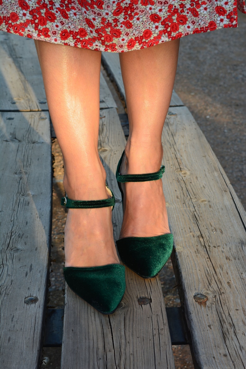 emerald green closed toe heels