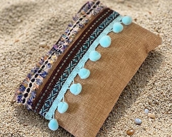 Bolsita de yute estilo boho decorada: bolso de mano boho hecho a mano, neceser pequeño, neceser de verano, pequeño neceser de playa estilo boho, neceser con cremallera estilo boho chic.