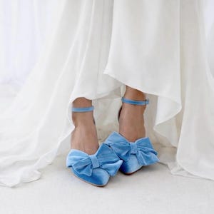 ブルーベルベットのボウヒール：ハンドメイドのブライダルブロックヒールシューズ