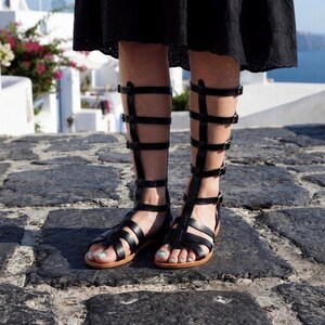 Goldene kniehohe Gladiator-Sandalen: Griechische Lederstiefel Bild 5