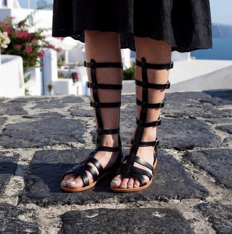 Goldene kniehohe Gladiator-Sandalen: Griechische Lederstiefel Bild 5