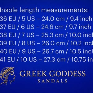 Op de afbeelding: Een blauwe afbeelding met binnenzool lengtematen voor sandalen, inclusief EU- en US-maten, en afmetingen in centimeters en inches. De tekst "GREEK GODDESS SANDALS" wordt ook weergegeven.