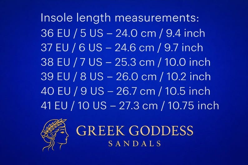 Op de afbeelding: Een blauwe afbeelding met binnenzool lengtematen voor sandalen, inclusief EU- en US-maten, en afmetingen in centimeters en inches. De tekst "GREEK GODDESS SANDALS" wordt ook weergegeven.