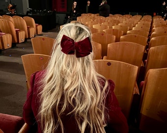 Samt Haarschleife: Elegante dunkelrote Haarspange