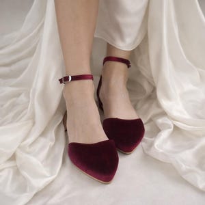 Ballerines en velours rouge rubis faites main : escarpins de mariage à bride cheville
