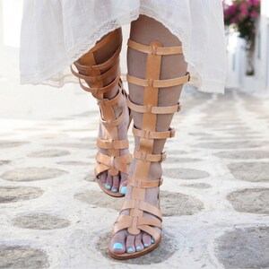 Goldene kniehohe Gladiator-Sandalen: Griechische Lederstiefel Bild 4
