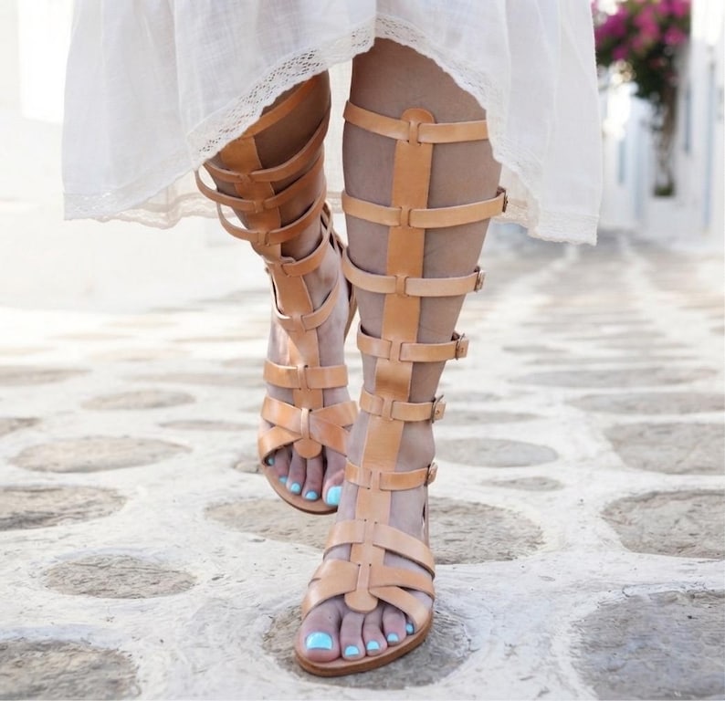 Goldene kniehohe Gladiator-Sandalen: Griechische Lederstiefel Bild 4