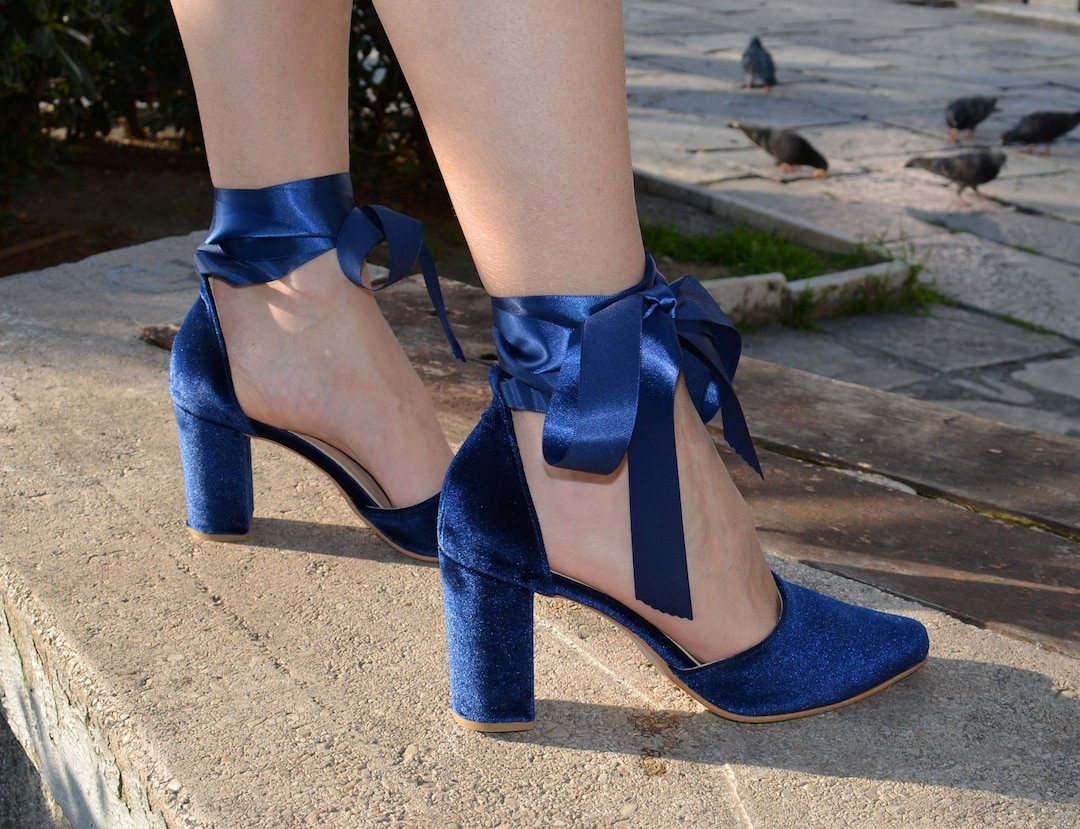 Tacones de bloque de terciopelo azul oscuro: zapatos de novia de