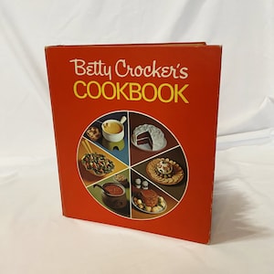1976 Betty Crocker&#39;s Cookbook Binder Vintage Kitchen