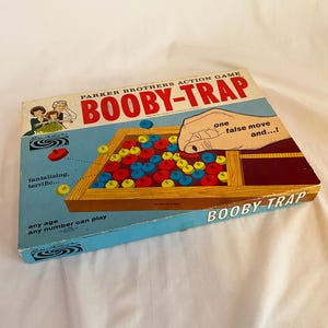 1965 Parker Brothers boobytrap-speld met springveer