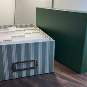 Caja organizadora de tarjetas de felicitación - Rayas verdes y blancas, 4 1/2 pulgadas de alto, 7 1/4 pulgadas de ancho