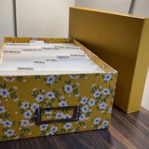 Caja organizadora de tarjetas de felicitación - Amarilla, con flores, 4 1/2 pulgadas de alto, 7 1/4 pulgadas de ancho