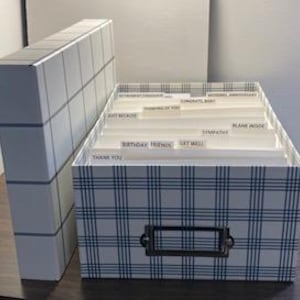 Organizador de tarjetas de felicitación (cuadros azules y blancos): 4 1/2 pulgadas de alto, 7 1/4 pulgadas de ancho