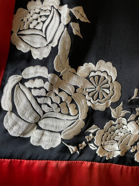 Beautiful black and red silk kimono with white fi… - image 4