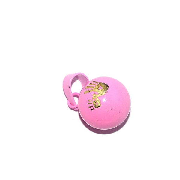 Pendentif bola de grossesse (avec boule musicale) rose fuchsia emprunte pieds doré  27x16mm