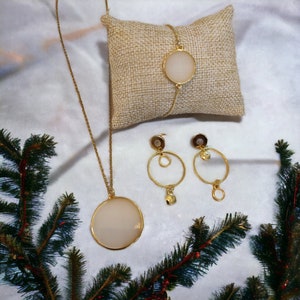 Creatieve kerstdoos DIY-pakket 3 sieraden om zelf te maken, ketting, asymmetrische oorbellen en gouden glas-in-lood armband zwart/wit afbeelding 1