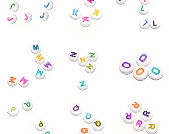 75, 150 ou 300 Perle ronde plat alphabet acrylique blanc écriture multicouleurs (arc-en-ciel) 7mm J K L M N O P Q R (plastique)