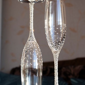 Copas de champán para boda, juego de 2, copas de boda, novios, cristales de Swarovski, boda brillante, copas de champán, pintadas a mano