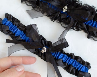 Ensemble jarretière noir, jarretière de mariage, mariage gothique, jarretières de mariage d’Halloween, jarretières bleu crâne, jarretières avec crâne, jarretière noire en dentelle