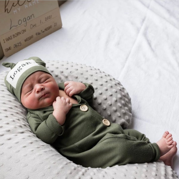 Combi-short vert armée Vêtements pour garçon. Tenue pour nouveau-né garçon pour rentrer à la maison.Tenue à emporter. Cadeau garçon personnalisé. Chapeau prénom. Tenue printemps-été
