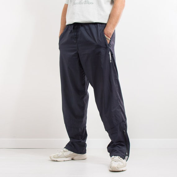 パンツ 90s umbro line track pants 90s Umbro Nylon Joggers (S) – Red Cactus Vintage