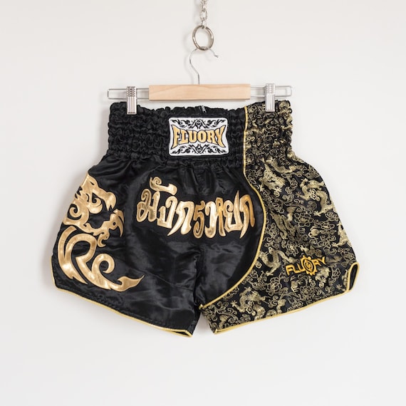 Pantaloncini FLUORY Per Muay Thai E MMA – 100% Poliestere, Vita Elastica, Spacchi Laterali, Ricami Resistenti, Per Allenamento E Combattimento