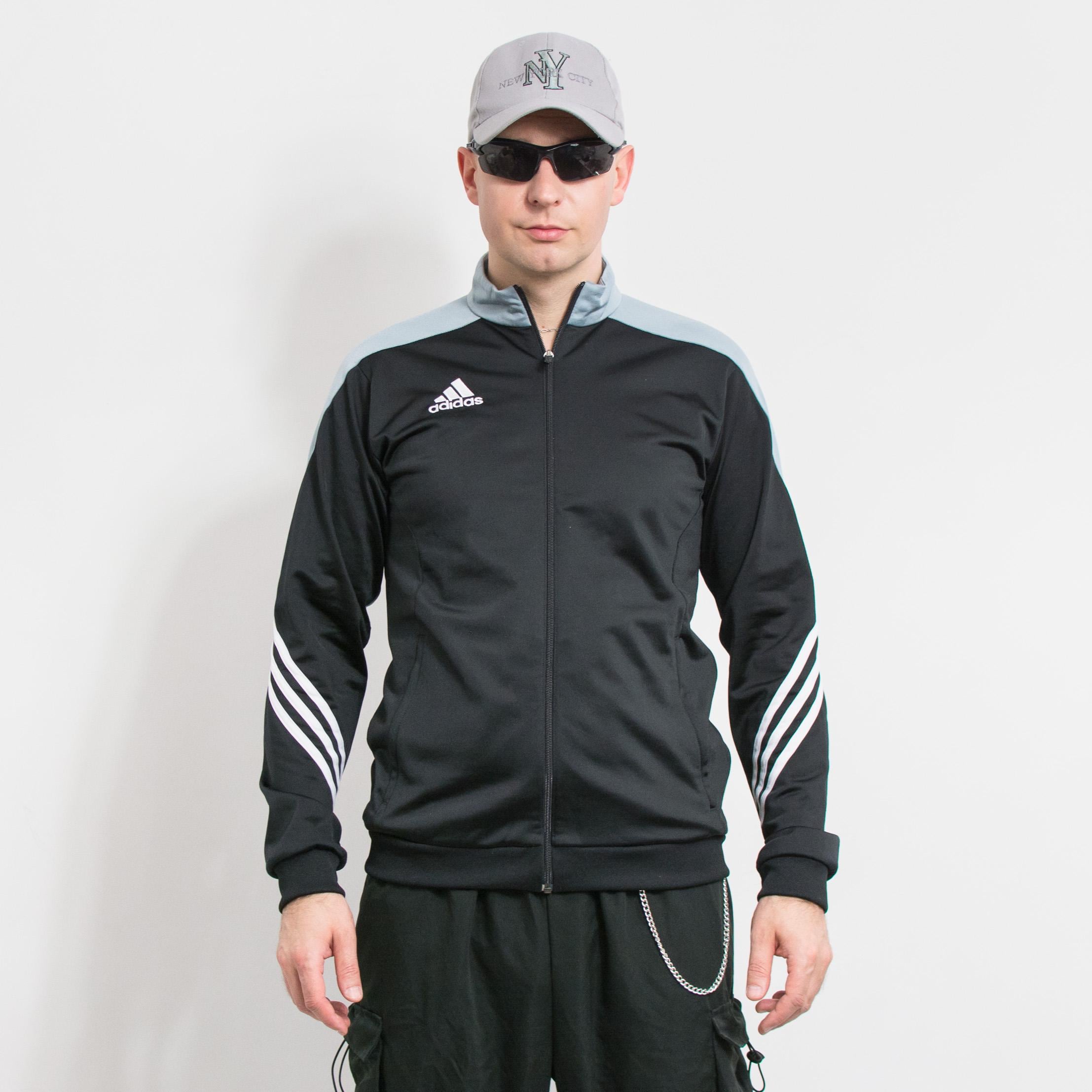 Chaqueta deportiva ADIDAS negra con cremallera, estilo blokecore