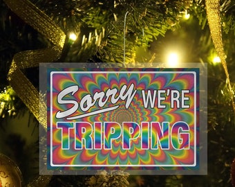 Desculpe, estamos viajando - Enfeite psicodélico - Enfeite de Natal plano de plástico (acompanha gancho). LEIA A DESCRIÇÃO