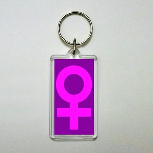 女性のシンボル、フェミニズム、平等を支持するキーチェーン。キーチェーンのサイズ - 幅1-3/8インチ x 高さ3-3/4インチ。