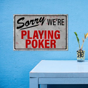 Desculpe, estamos jogando pôquer - jogos de azar, cartas de baralho, Texas Hold 'Em College Poster. Impressão disponível em vários tamanhos!