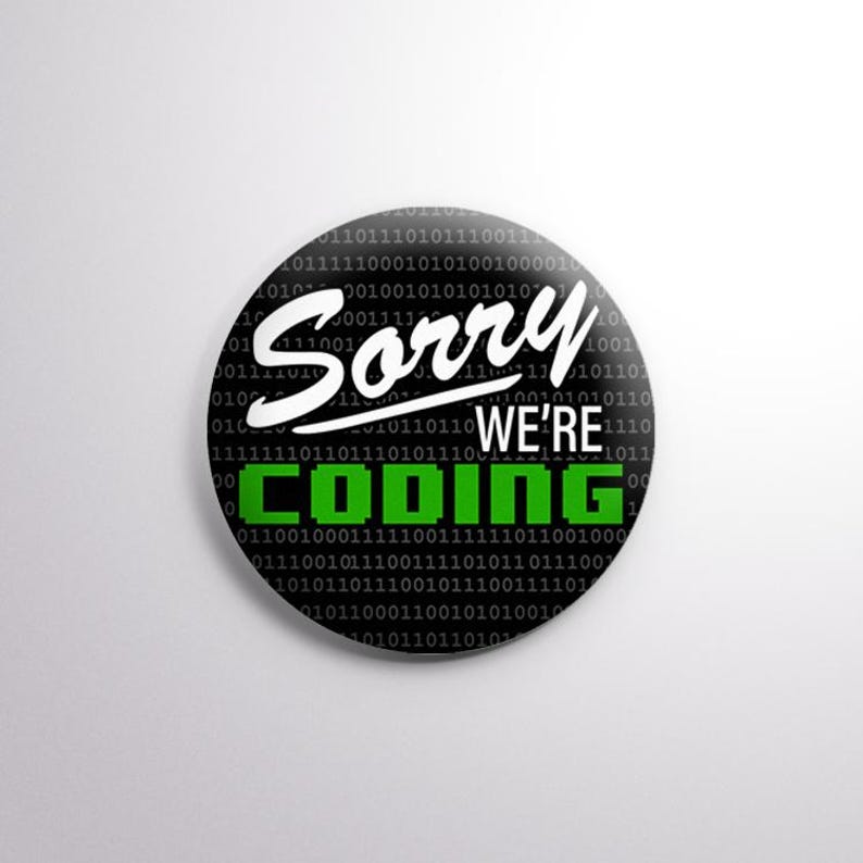 K&ouml;nnte beinhalten: Ein runder, schwarzer Button mit dem Text "Sorry We're Coding" in Wei&szlig; und Gr&uuml;n. Der Hintergrund zeigt ein Bin&auml;rcode-Muster. Ein lustiges Accessoire f&uuml;r Programmierer und Technikbegeisterte.
