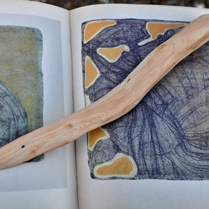 Abrecartas de madera hecho a mano, cuchillo sobre
