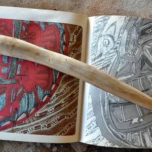 Abrecartas de madera hecho a mano, cuchillo sobre